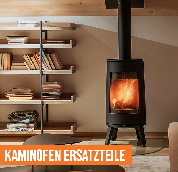 brennender Kaminofen im Wohnzimmer Text: Kaminofen-Ersatzteilfinder