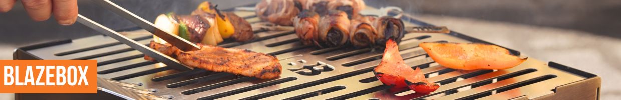 Gemischtes BBQ mit Grillzange auf BlazeBox BBQ wenden