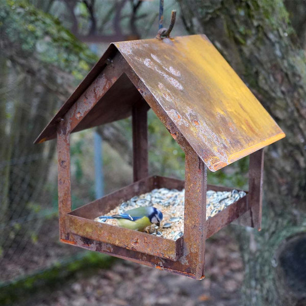 Edelrost Vogelhaus modern mit Vogel und Futter im Garten