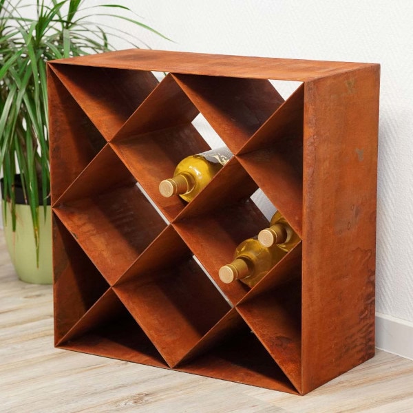 Edelrost Weinregal mit Weinflaschen im Wohnzimmer