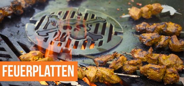 Hähnchenspieße grillen auf Feuerplatte mit Totenkopf-Grillrost mit Text Feuerplatten