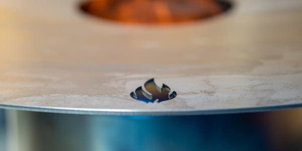 Feuerplatte aus Stahl, neu wird angefeuert