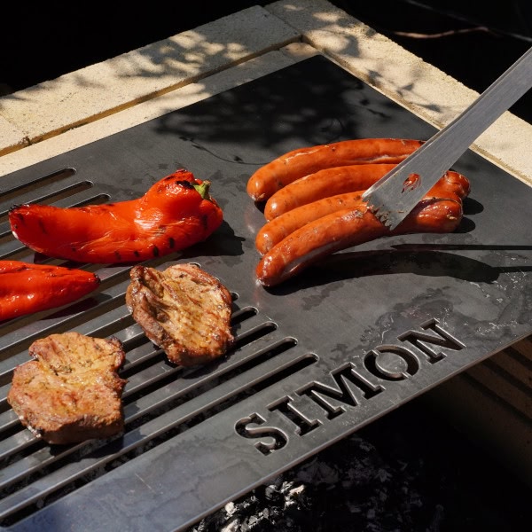 Grillrost mit Wunschnamen und Grillgut beim Grillplatz Porto
