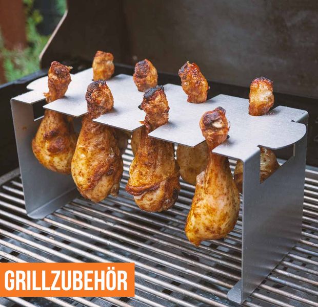 Knusprig gegrillte Hähnchenschenkel im Hähnchenschenkelhalter auf Grill mit Text Grillzubehör