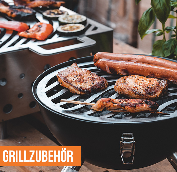 Grillrost aus Stahl auf Kugelgrill mit Grillgut darauf