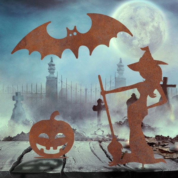 Halloween Edelrost Dekoration vor Friedhofstor im Nebel