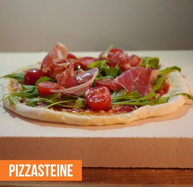 Pizza Rucola auf Pizzastein aus Keramik mit Text Pizzasteine