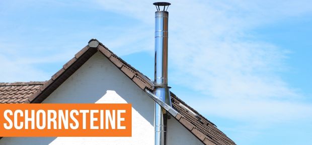 Haus mit Schornstein aus Edelstahl mit Text Schornsteine