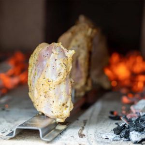 Haxen grillen auf Haxenhalter aus Edelstahl im Pizzaofen