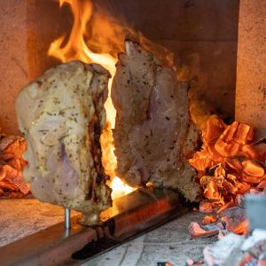 Haxen grillen am Haxenhalter aus Edelstahl im Pizzaofen