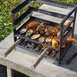 BBQ auf dem Einschubrost mit Holzgriff in der Grillschublade im Garten