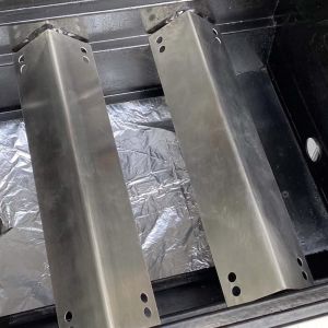 Detailansicht im Grill der Edelstahl-Aromaschiene passend für Weber** Spirit Grills