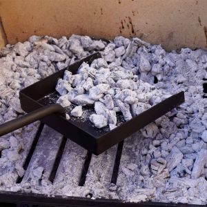 Ascheschaufel 41 x 19 cm aus Stahl mit Asche auf Aschekasten des Grills