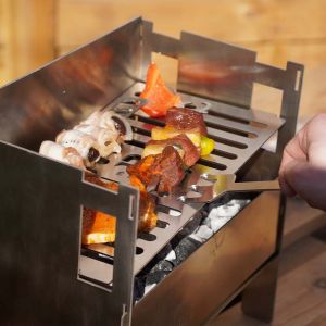 Mini Grillrost mit Grillrost Gabel in dem BlazeBox BBQ Mini Steckgrill anheben