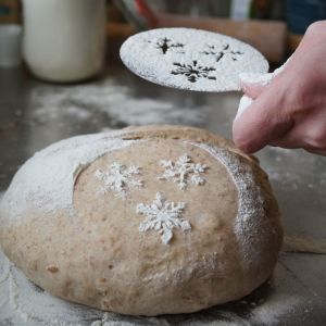 Schöne Kristalle-Motive der Brot- und Kakaoschablone Kristalle aus Edelstahl auf Brotteig