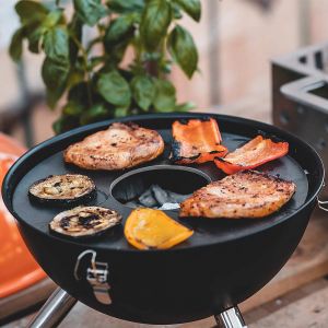 Feuerplatte Ø 44,5 cm passend Weber** von Schamotte-Shop.de mit Grillfleisch und gegrillter Paprika