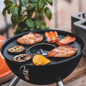 Feuerplatte aus Stahl als Maßanfertigung für Kugelgrill mit Grillgut