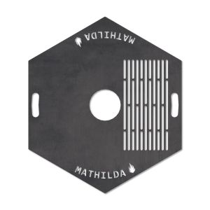 Feuerplatte mit integriertem Rost 6-eckig Ø 98 cm mit Wunschname Design 2 Schamotte-Shop.de