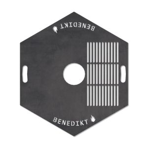 Feuerplatte mit integriertem Rost 6-eckig Ø 98 cm mit Wunschname Design 3 Schamotte-Shop.de