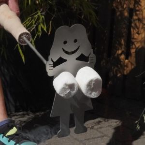 Grillfrauchen am Spieß mit Marshmallows über Feuerschale