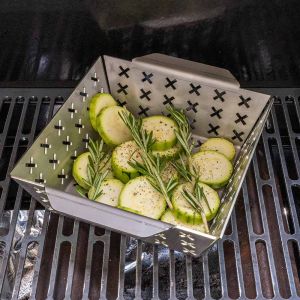 Kleiner Grillkorb aus Edelstahl mit Zucchini und Rosmarin auf Grill