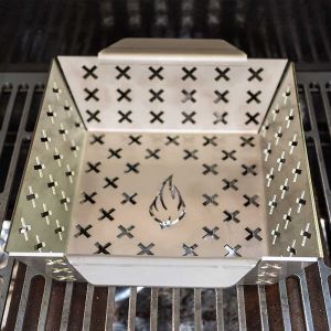 Grillkorb XXL aus Edelstahl steht auf Grillrost