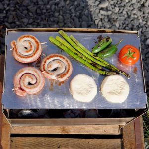 Grillplatte aus Stahl für die BlazeBox BBQ Mini mit Grillkäse, Würstchen und Gemüse