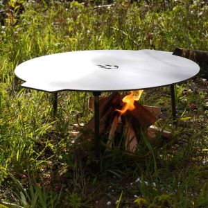 Grillplatte mit Füßen Ø 45 cm mit Lagerfeuer im Garten