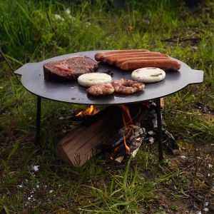 BBQ auf Grillplatte mit Füßen Ø 55 cm im Garten