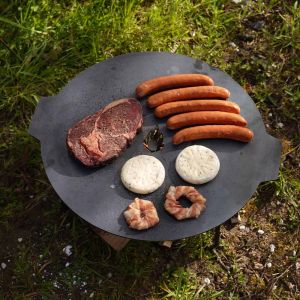BBQ auf Grillplatte mit Füßen Ø 65 cm im Garten