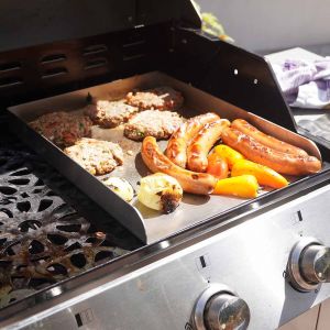 Burger, Würstchen und Gemüse grillt auf Grillplatte aus Edelstahl 40 x 30 cm passend für Burnhard** Grills