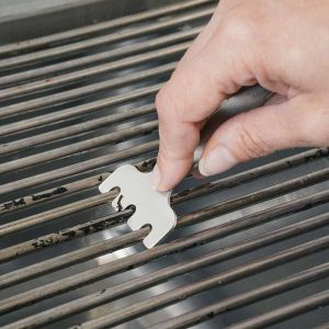 Mit Grillrost-Kratzer den Grillrost reinigen