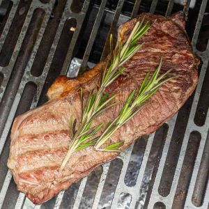 Steak grillt auf Grillrost 50 cm auf Maß aus Stahl von Schamotte-Shop.de
