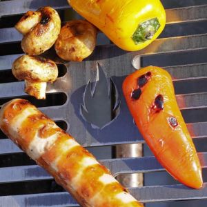 Grillgut umgibt Flammen-Ausschnitt im Grillrost aus Stahl Ø 36 cm passend für Justus**