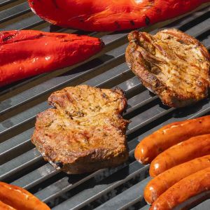 Grillrost aus Stahl 44,5 x 25,5 cm passend für Jamestown** - Detailansicht mit Grillgut