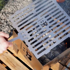 Mit Grillrostgabel den Grillrost aus der BlazeBox Cube Mini heben