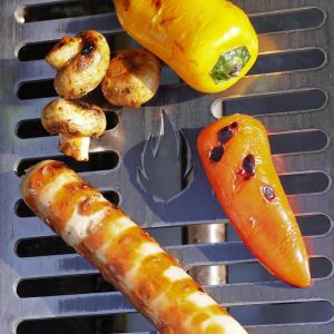 Grillgut-Mix liegt um Flamm-Ausschnitt im Grillrost 29,5 x 27,0 cm aus Stahl für Gartenkamin