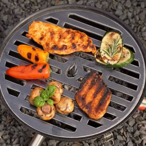 Grillgut grillt auf rundem Grillrost nach Maß von Schamotte-Shop.de auf Kugelgrill