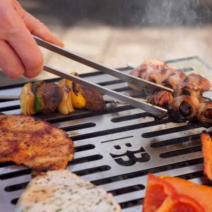 Mit der Grillzange gegrillte Spieße auf der BlazeBox wenden