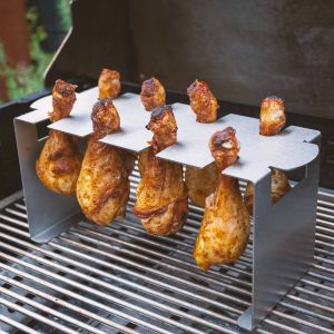 Gegrillte Hähnchenkeulen im Hähnchen-Schenkelhalter aus Edelstahl von Schamotte-Shop.de auf dem Grill
