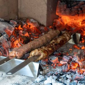 Kebab grillt auf Kebab Grill Spießen aus Edelstahl 60 cm im Pizzaofen
