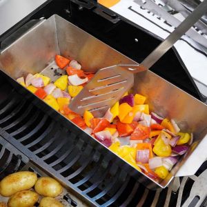 Grillgemüse im Mini-Grillwok aus Edelstahl mit Grillwender wenden