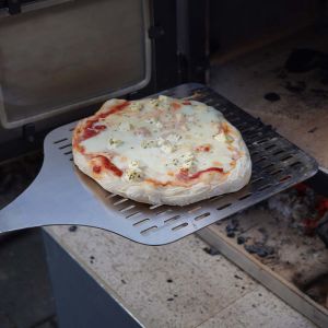 Perforierter Pizzaschieber aus Edelstahl holt Pizza aus Pizzaofen