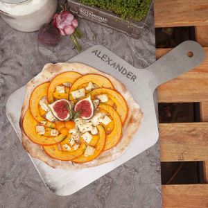 Kürbis-Flammkuchen auf Pizzaschieber mit Wunschname 28 x 49 cm aus Edelstahl » für Pizzaöfen & Pizzasteine
