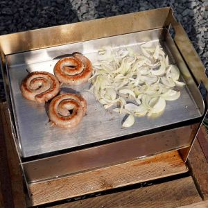 Wurstschnecken und Zwiebeln grillen in der Plancha der Blazebox BBQ Medium aus Edelstahl von Schamotte-Shop.de