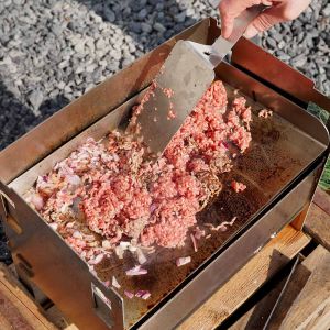 Hackfleisch in der Plancha Blazebox BBQ Mini aus Edelstahl braten