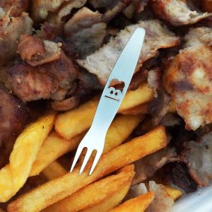 Pommespieker aus Edelstahl der Marke BlazeBox steckt in Pommes neben Kebab