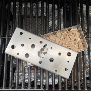 Geöffnete Räucherbox 23 x 9 cm mit Deckel und Räucherchips auf Grillrost