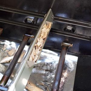 Räucherschiene 23 cm aus Edelstahl mit Räucherchips in Grill eingesetzt
