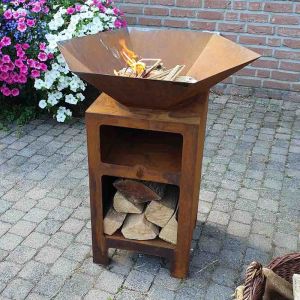 Edelrost Terrassenkamin als Kombigrill Arvid von ØVENDECK mit brennendem Anzündholz auf Terrasse